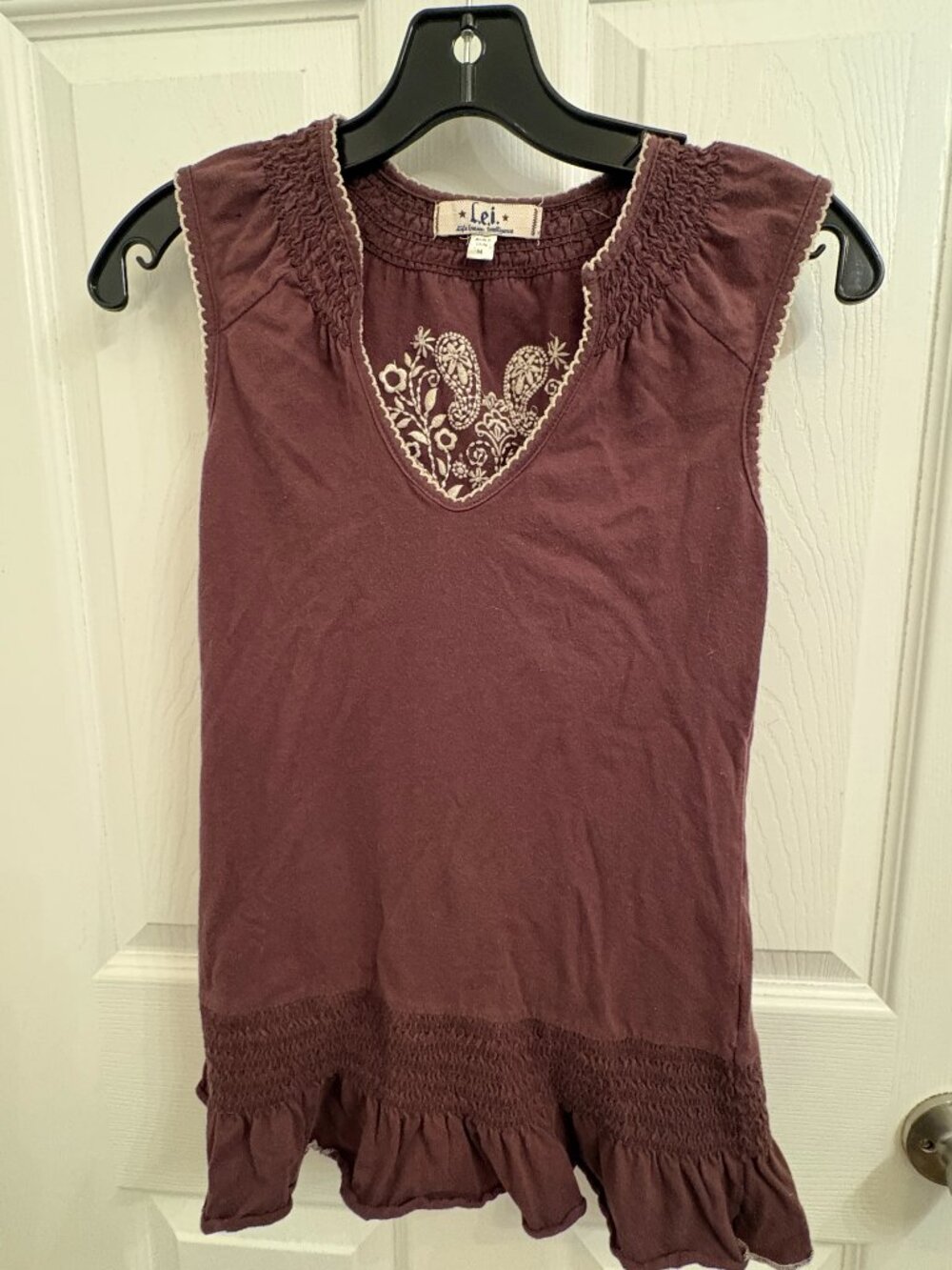 L.E.I. Brown V-Neck Embroidered Sleeveless Cotton Top Size M